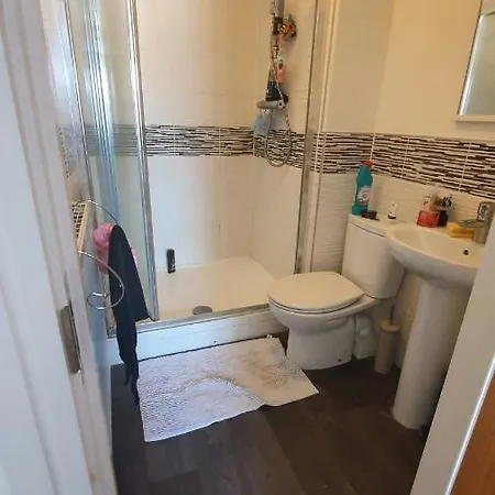 Homestay King En-suite Close To The A30 *